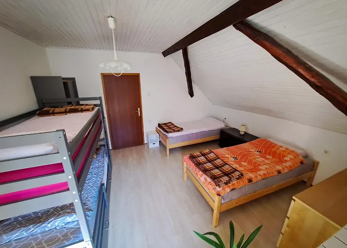 Hikers Hut Hisar Nastanitev v družini Podbrdo